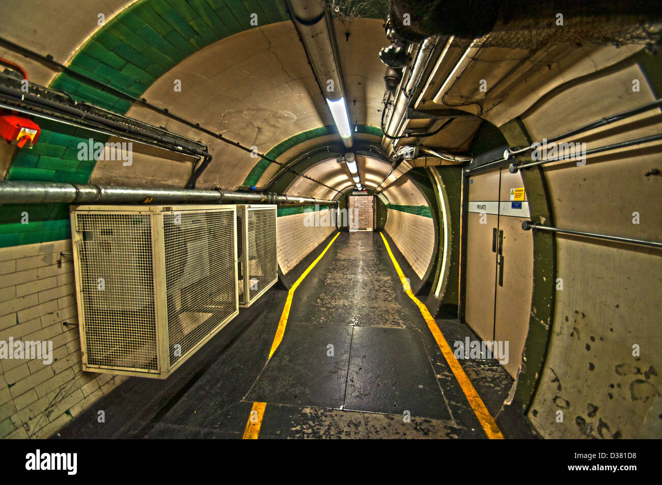 Ein Blick auf eine der vielen Wanderwege in der Tottenham Court Road U-Bahn Station Stockfoto