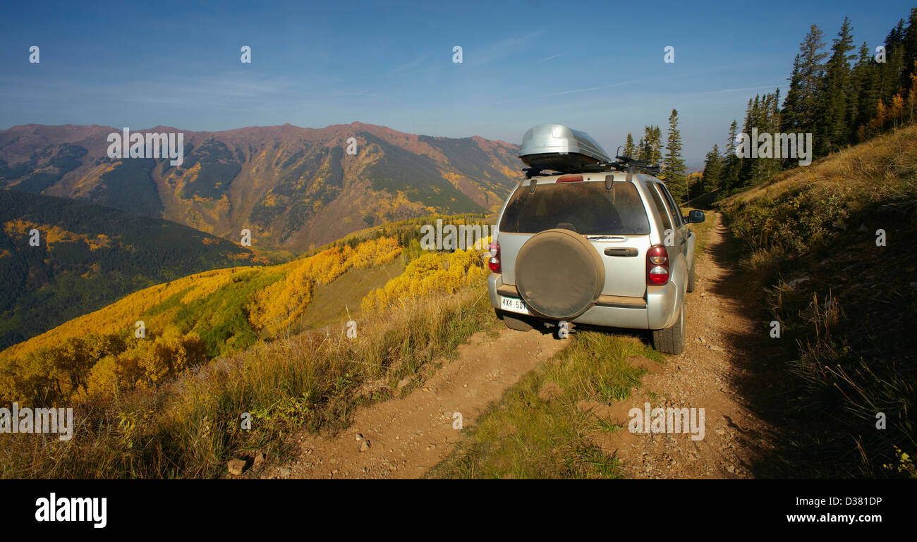 USA, Colorado, Berglandschaft mit Auto auf Feldweg Stockfoto