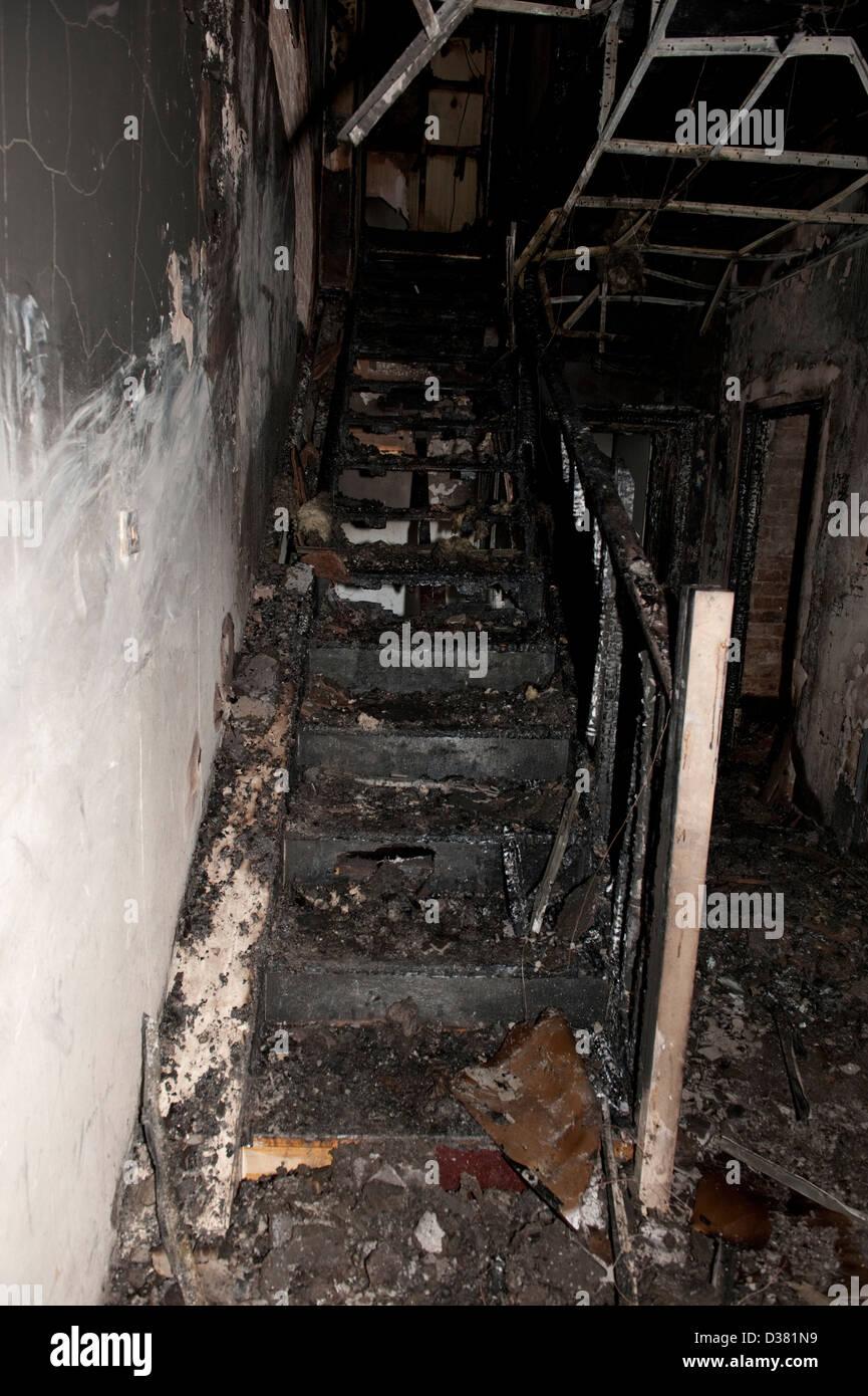 Verkohlte Treppen in schweren Haus Feuer UK Stockfoto