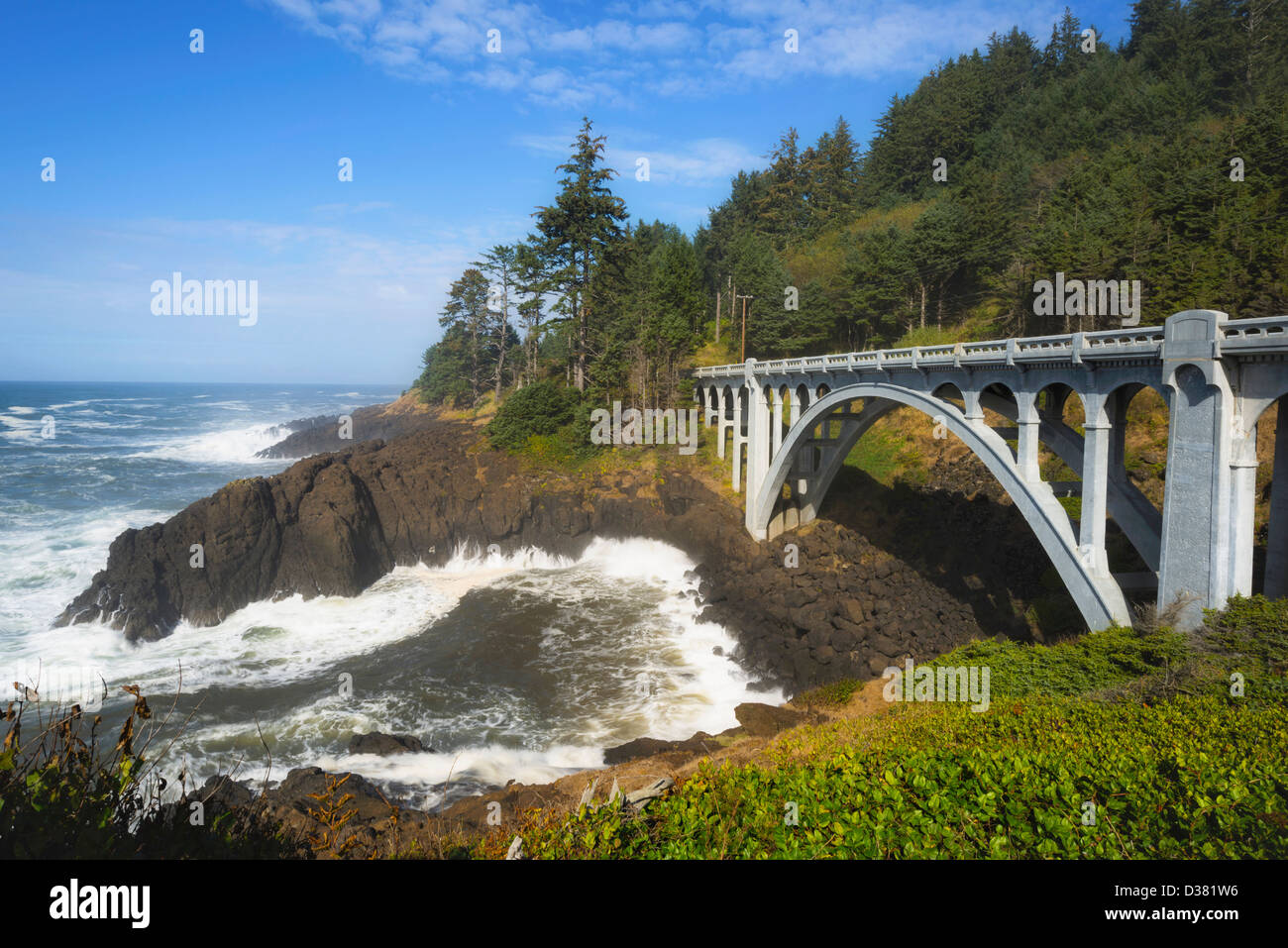 USA, Oregon, Lincoln County, Brücke am Meeresufer Stockfoto