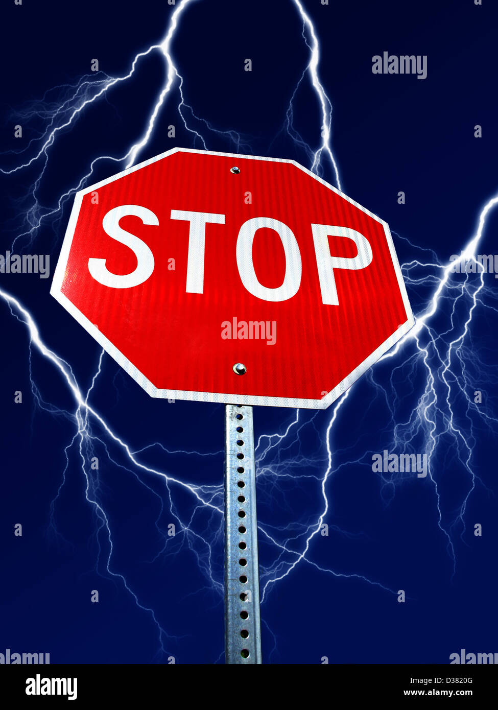 Stop-Schild mit Blitzen im Hintergrund Himmel Stockfoto
