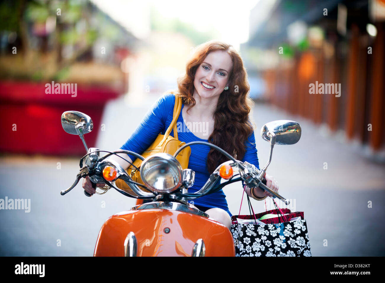 Holland, Goirle, elegante Frau auf Motorrad Stockfoto