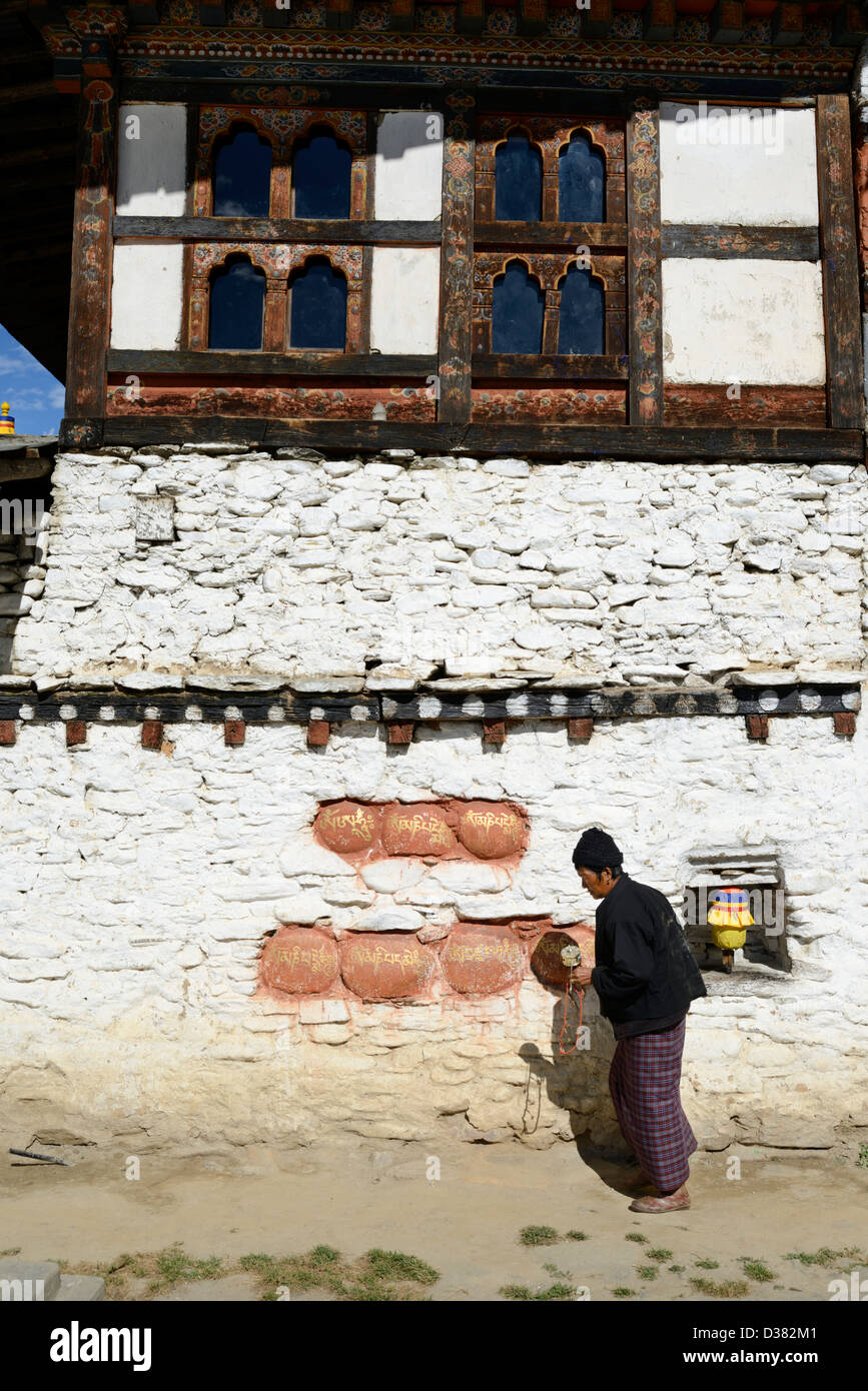 Tamshing Goemba, 1501, Kloster, Chhokhor Tal, Bumthang, ältere Frau circumambulates das Kloster mit Hand Gebetsmühle, 36MPX Stockfoto
