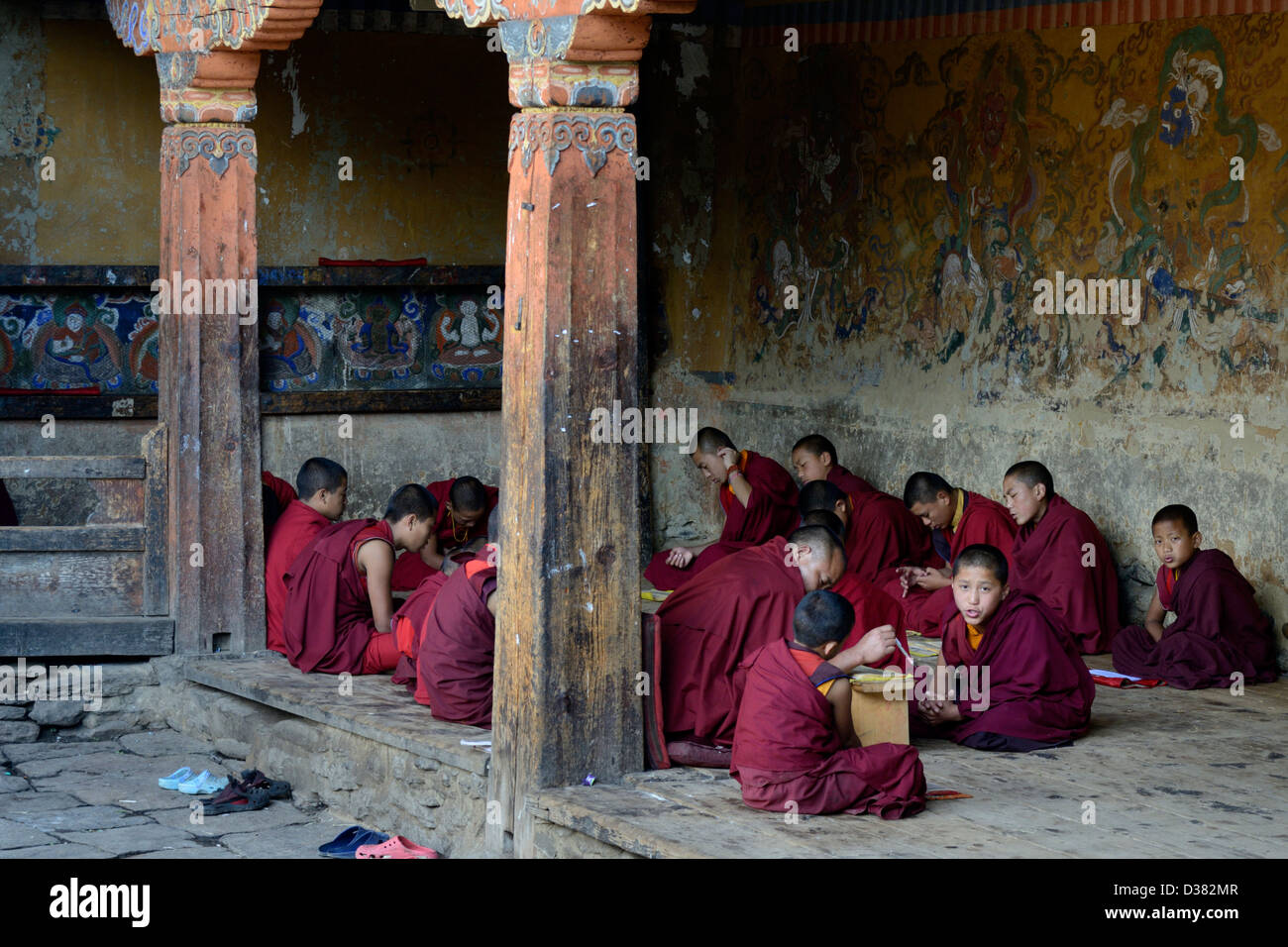 Student Mönche üben Gebete/Gesänge mit Lehrer, Tamshing Goemba, 1501, Kloster, Chhokhor Tal, Bumthang, 36MPX, HI-RES Stockfoto