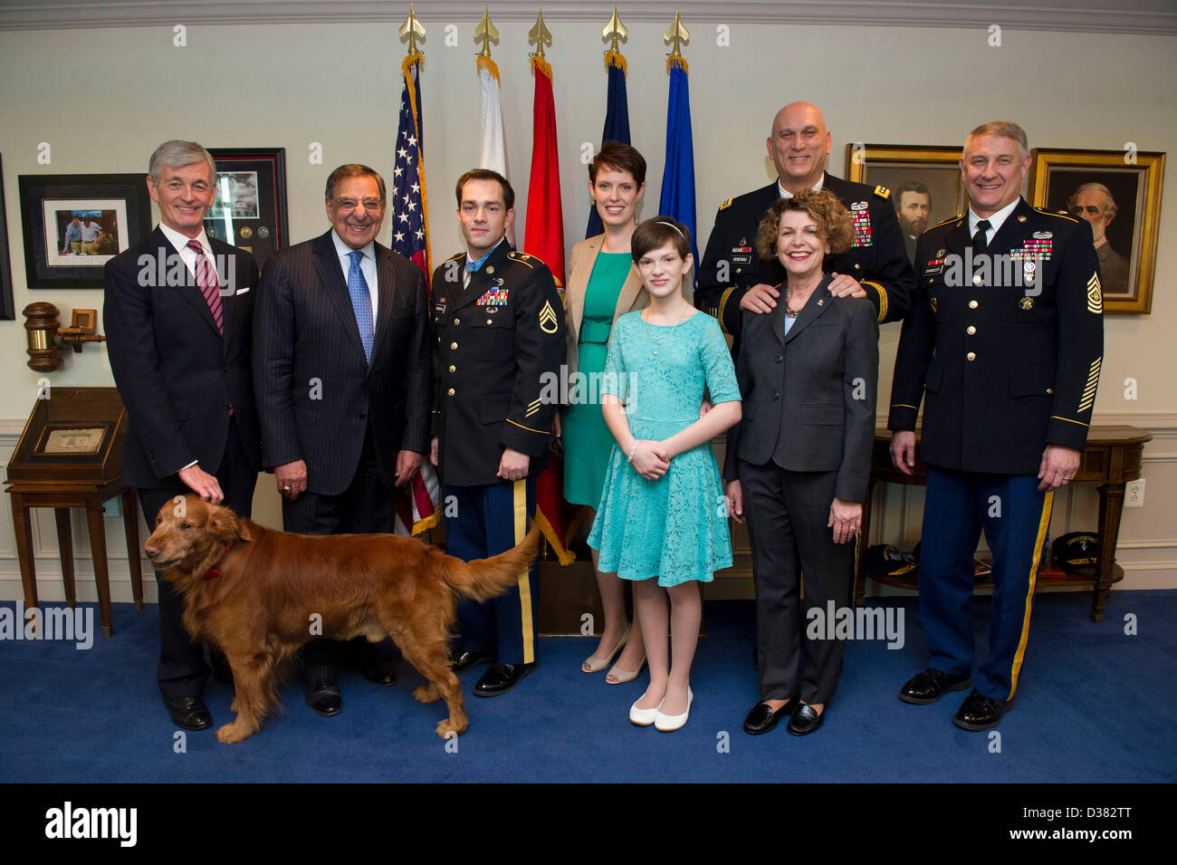 Pentagon, Arlington, Virginia. 12. Februar 2013. US-Verteidigungsminister Leon Panetta steht mit Army Staff Sergeant Clinton Romesha und seiner Familie, zusammen mit (L-R) Secretary Of The Army, John McHugh, Stabschef der Armee, General Raymond Odierno und seiner Frau Linda und Sergeant-Major der Armee, Sergeant Major Raymond Chandler III im Pentagon, 12. Februar 2013 in Arlington, VA. Romesha präsentierte die Medal Of Honor gestern im Weißen Haus für Heldentum im Kampf in Afghanistan.Credit: DOD Photo / Alamy Live News Stockfoto