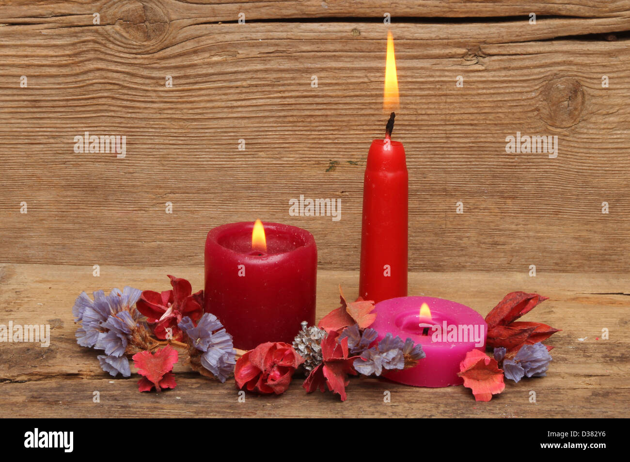 Drei rote Kerzen und Potpourri vor dem Hintergrund verwitterten der alten Holz Stockfoto