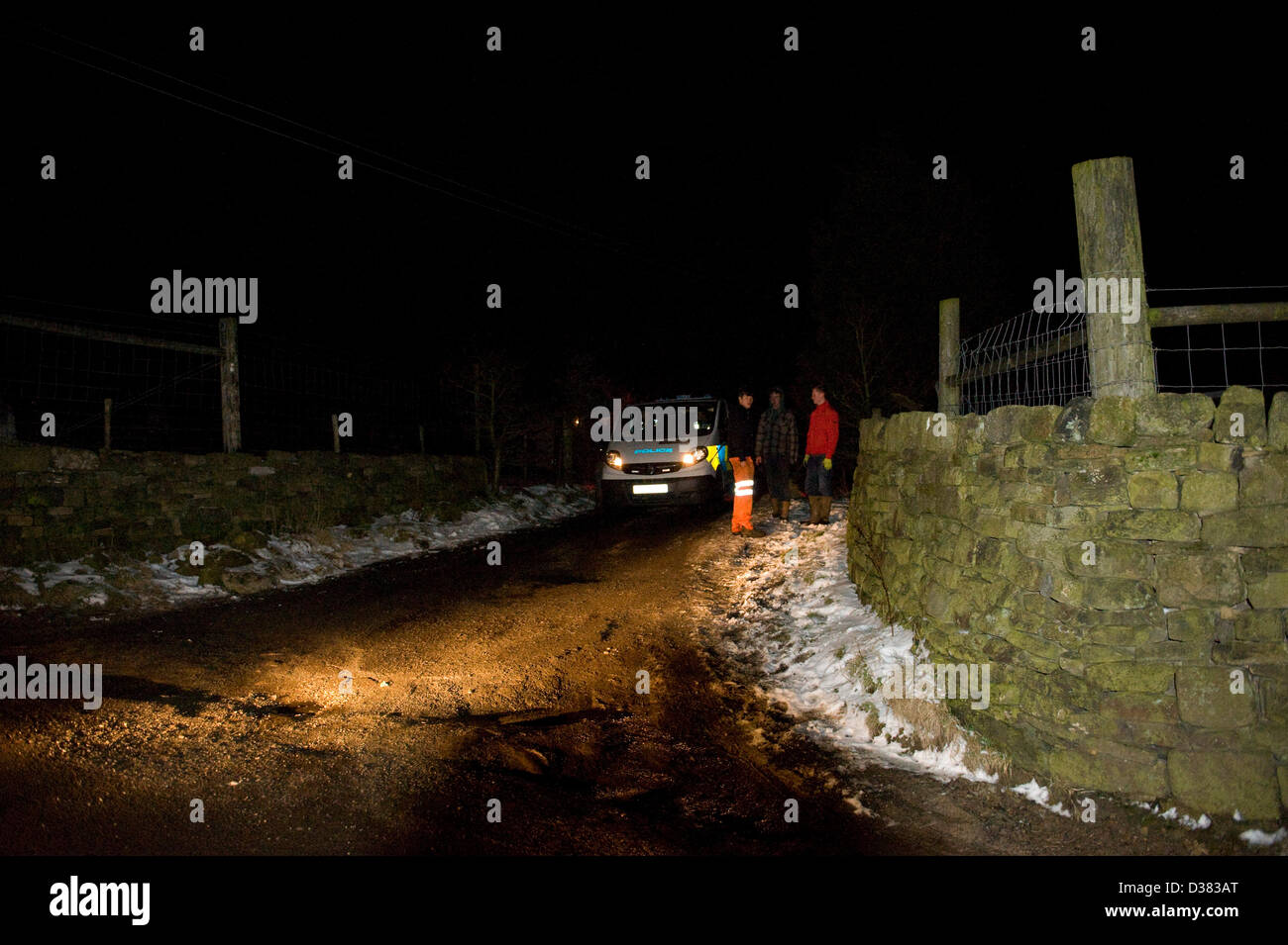 Todmorden, Yorkshire, Großbritannien. 12. Februar 2013. Polizeiwagen parkten außerhalb Peter Boddy lizenziert Schlachthof Todmorden, West Yorkshire, 12. Februar 2013 durch Polizei und Beamte sondieren überfallen wurde, angeblich Pferd Fleisch erhielt. Die Pflanze galt als Pferd Karkassen Farmbox Fleisch AG, der Llandre in der Nähe von Aberystwyth geliefert haben. Aberystwyth Pflanze verkauft dann angeblich auf dem Pferdefleisch wie Rindfleisch für Döner und Burger. Bildnachweis: lee Avison / Alamy Live News Stockfoto