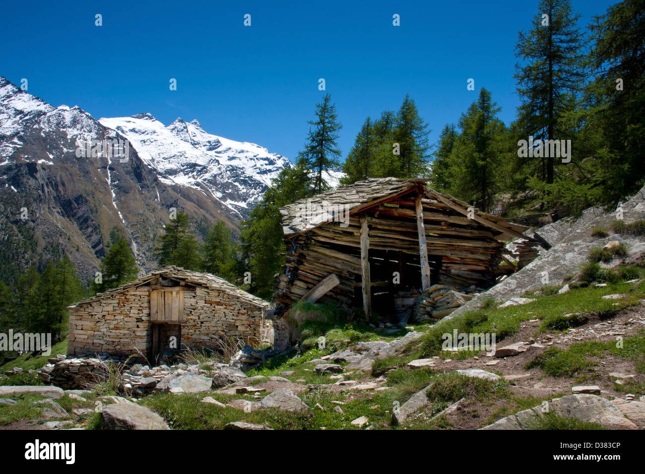 Altes Holz und Stein Gehöfte im Gran Paradiso Nationalpark, zwischen Piemont und Aosta-Tal, Graian Alpen, Italien Stockfoto