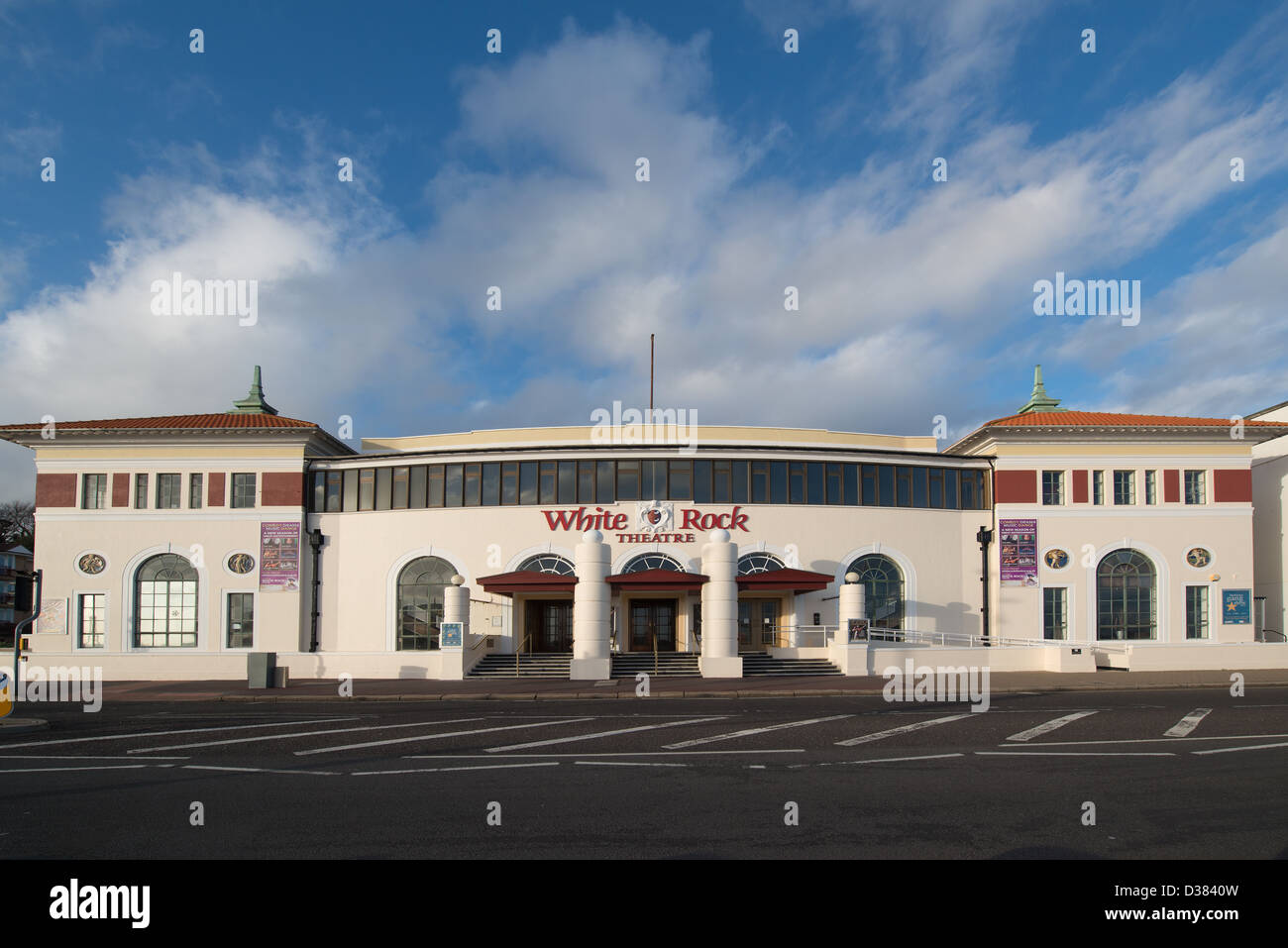 White Rock Theatre befindet sich direkt am Meer in Hastings in warmen Abendlicht getaucht Stockfoto