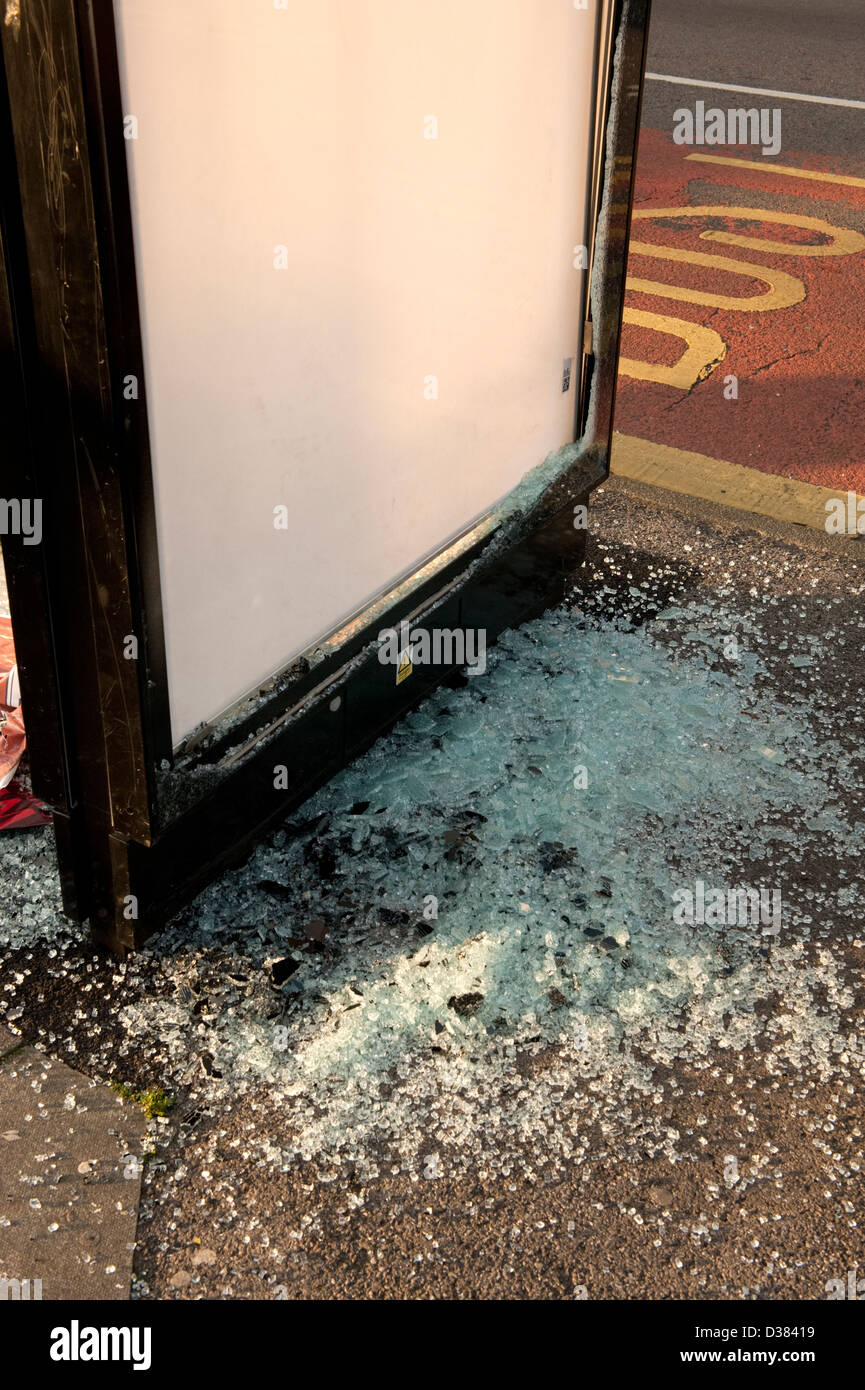 Geschändeter Bushaltestelle zerbrochenes Glas zerschlagen Stockfoto
