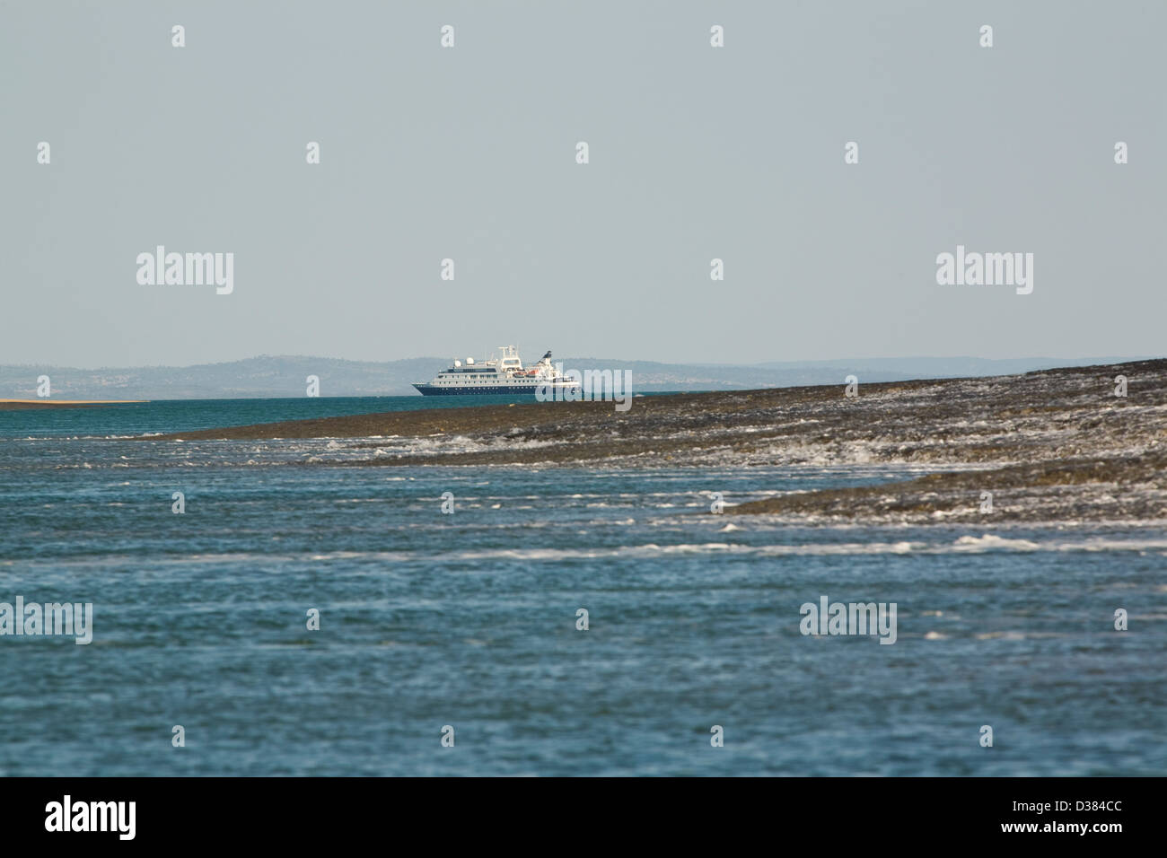 Der Aussie Expedition Kreuzer Orion, vor Anker in Collier Bay aus Montgomery Riff, Western Australia. Stockfoto