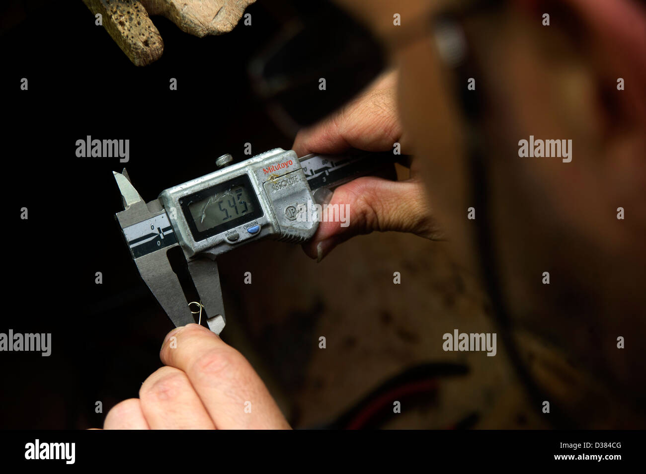 Handwerker mit digitalen Messschieber messen Stockfoto