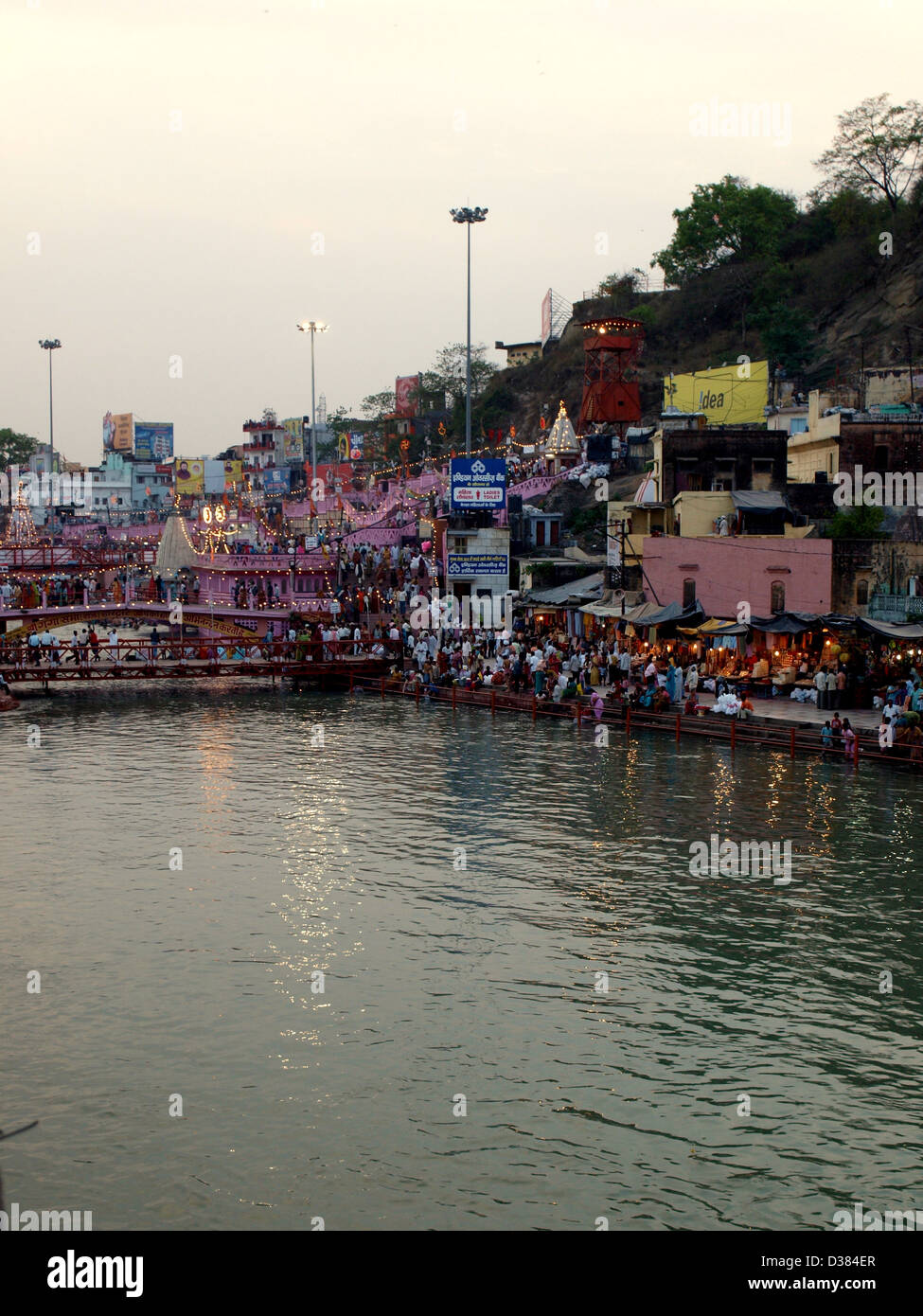 Haridwar Pilger versammeln sich an der dritten Shahi Snan Kumbh Mela in Har Ki Pauri, das Baden im Fluss Ganges, 2010. Stockfoto