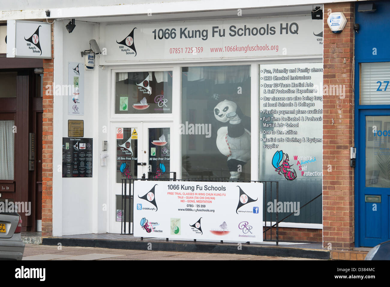 Ein Martial-Arts-Shop in Hastings. 1066 Kung Fu Schulen HQ. Der weiß lackierte Ladenfront hat eine große Statue von Kung Fu panda Stockfoto