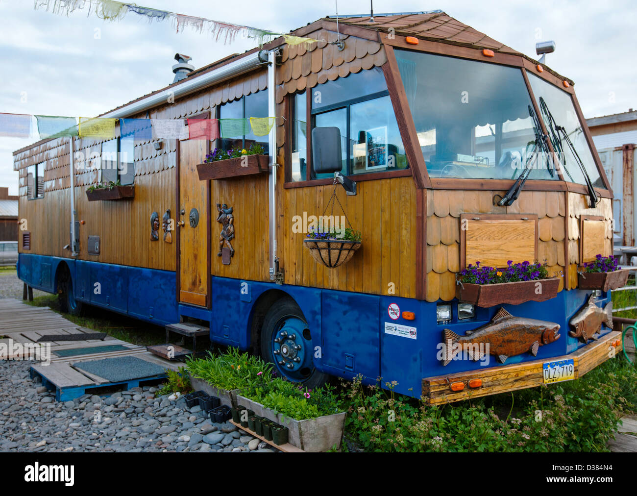 Bewohner von Homer Spit lebt in einem benutzerdefinierten Freizeitfahrzeug, Homer, Alaska, USA Stockfoto