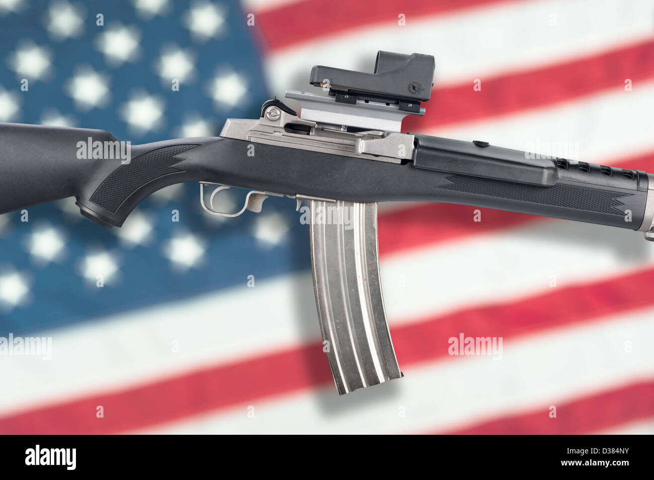 Ein Sturmgewehr isoliert über eine amerikanische Flagge Stockfoto