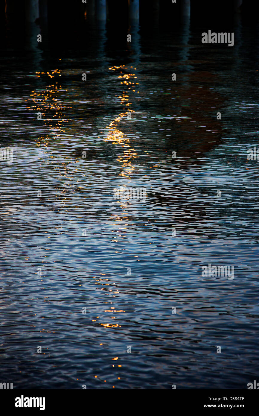 Sonnenuntergang Reflexionen an den tiefen Wasser Dock, Homer Spit, Homer, Alaska, USA Stockfoto