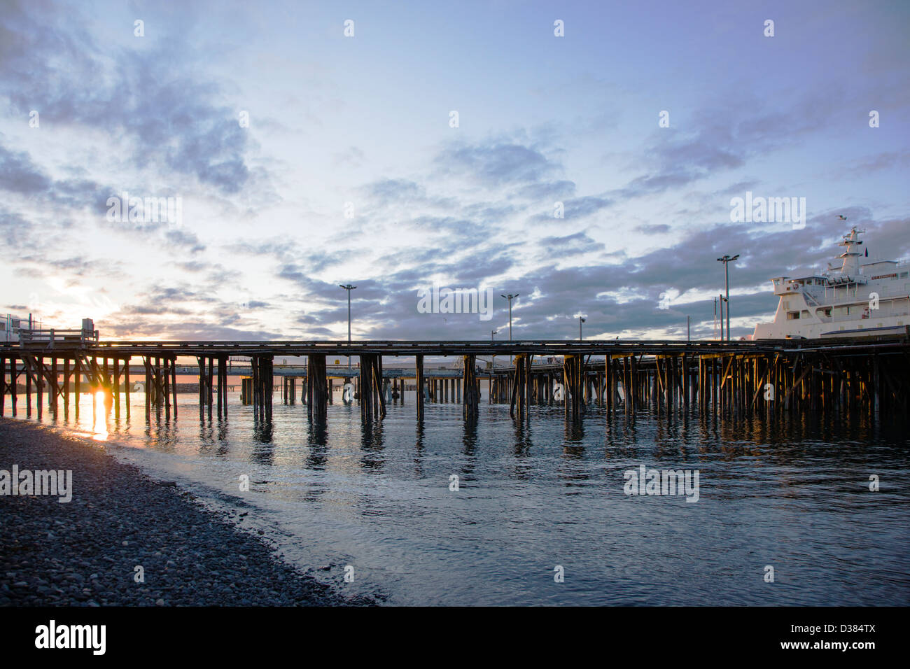 Fähre laden bei Sonnenuntergang, tiefe Wasser Dock, Homer Spit, Homer, Alaska, USA Stockfoto