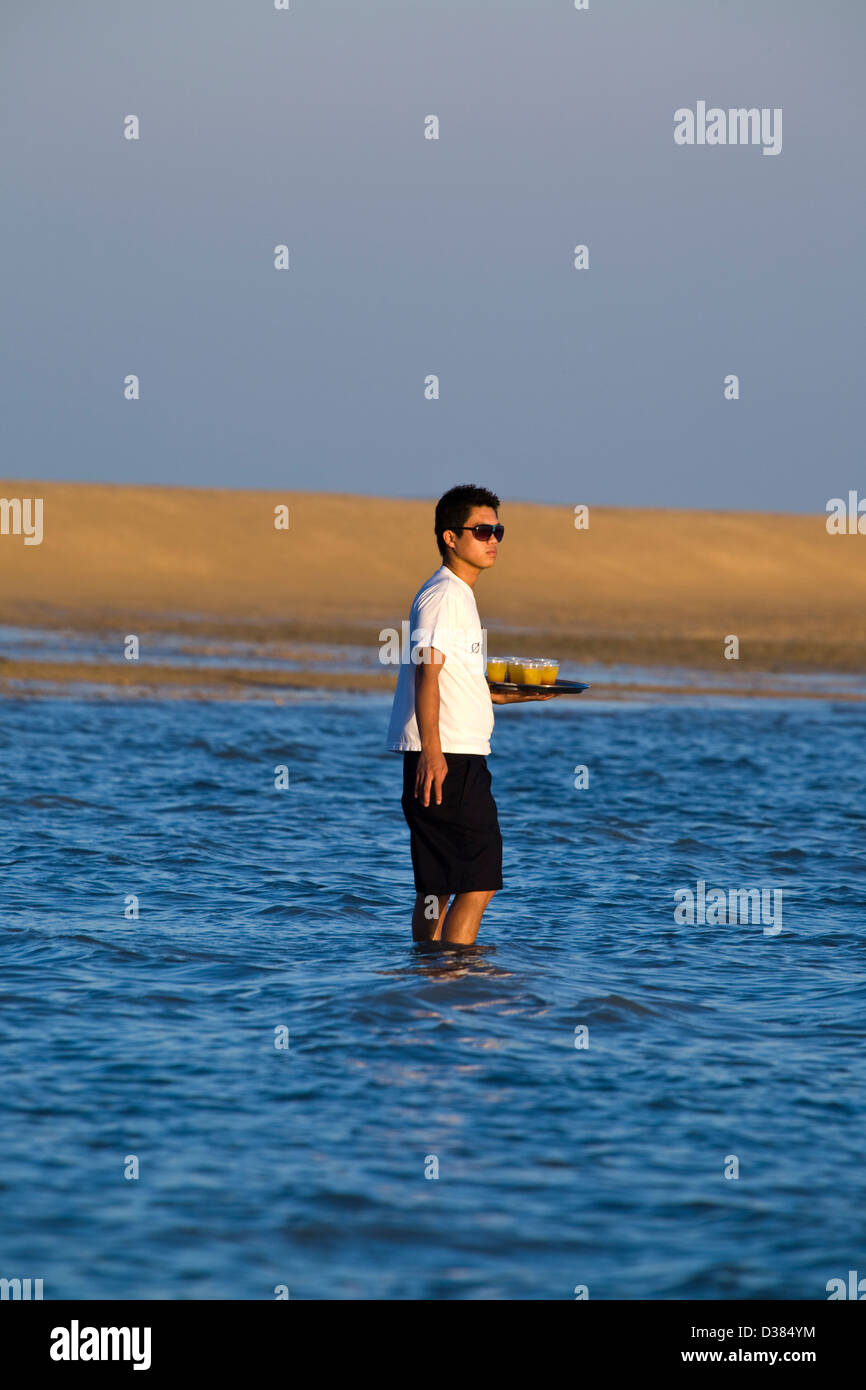 Erfrischungen nach der Rückkehr von einem Zodiac-Ausflug am Montgomery Riff, Collier Bay, Westaustralien. Stockfoto