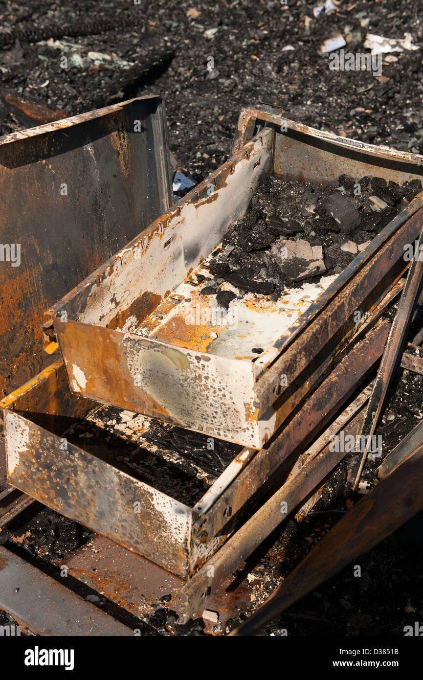 Verbrannte Büro Firma Papierkram Aktenschränke vernichtet Beweise Stockfoto