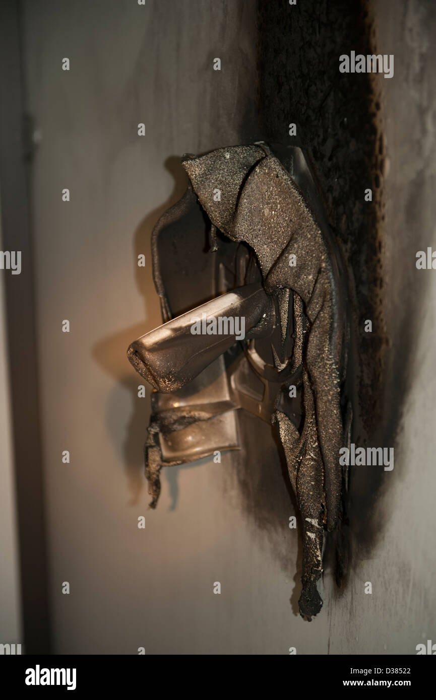 Toilettenpapier Halter Brandstiftung Feuer geschmolzen verbrannten Schule Kabine Stockfoto