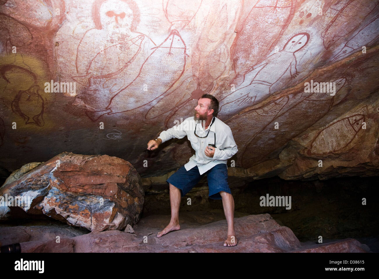 Aborigine-Felskunst, Darstellung Wandjina Gemälde an der Höhlendecke Floß Zeitpunkt, Collier Bay, Australien Stockfoto