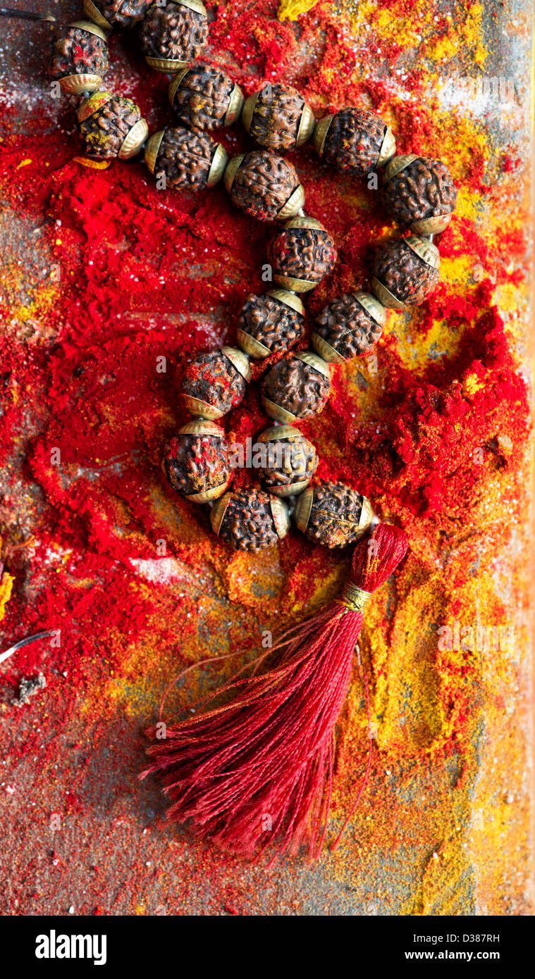 Indische Rudraksha / Japa Mala Gebetskette auf den Stufen des indischen Bauerndorf Schrein / Tempel. Andhra Pradesh, Indien. Selektiven Fokus. Stockfoto