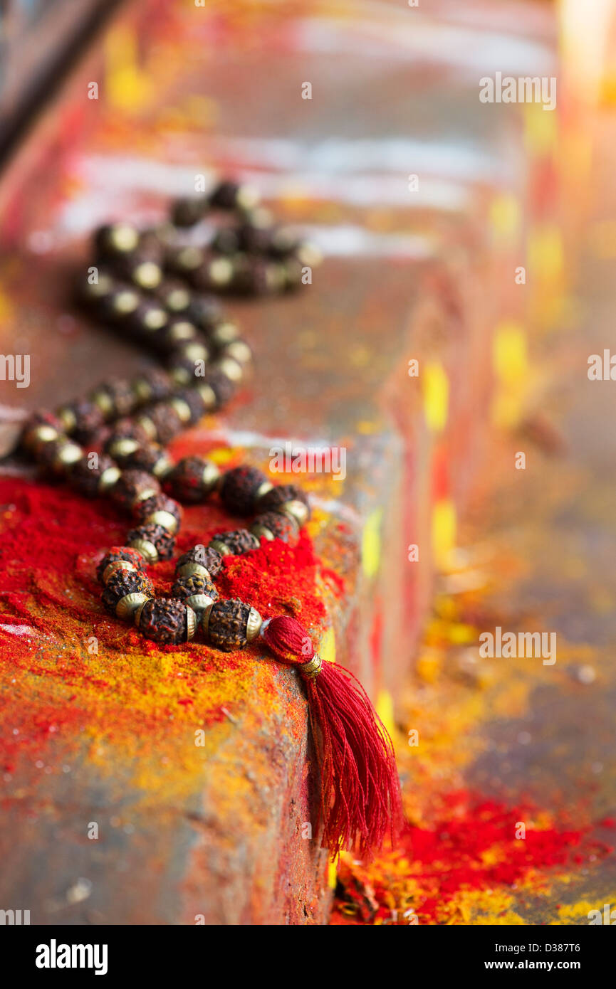 Indische Rudraksha / Japa Mala Gebetskette auf den Stufen des indischen Bauerndorf Schrein / Tempel. Andhra Pradesh, Indien. Selektiven Fokus. Stockfoto