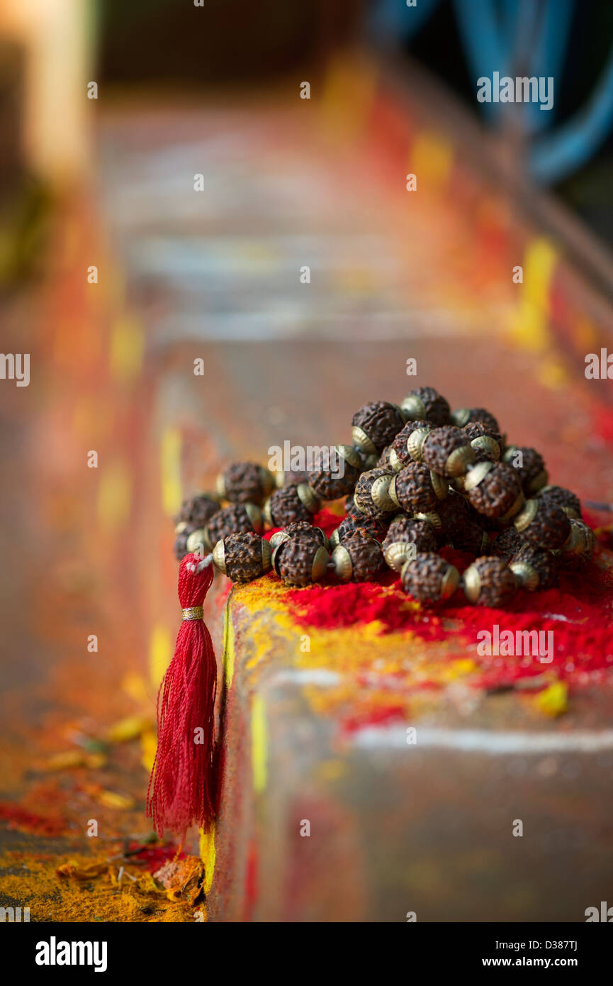 Indische Rudraksha / Japa Mala Gebetskette auf den Stufen des indischen Bauerndorf Schrein / Tempel. Andhra Pradesh, Indien. Selektiven Fokus. Stockfoto