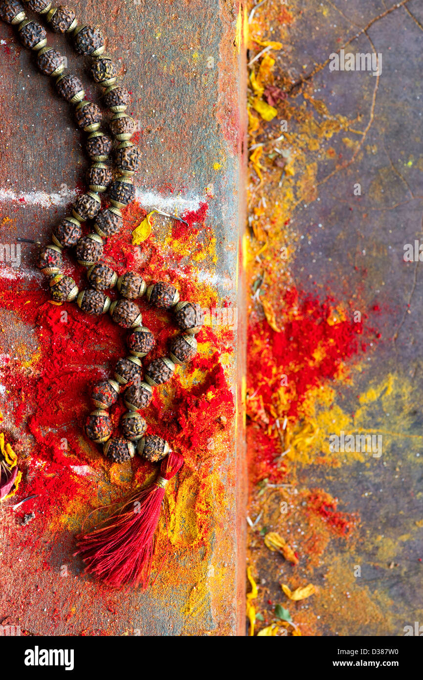 Indische Rudraksha / Japa Mala Gebetskette auf den Stufen des indischen Bauerndorf Schrein / Tempel. Andhra Pradesh, Indien. Selektiven Fokus. Stockfoto