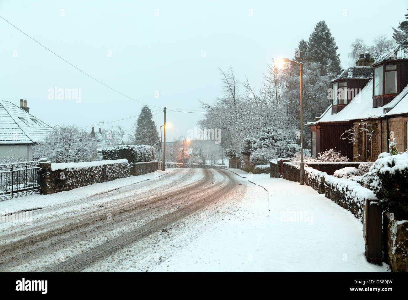 Johnshill, Lochwinnoch, Renfrewshire, Schottland, Großbritannien, Mittwoch, 13th. Februar 2013. Am frühen Morgen fällt Schnee auf der Hauptstraße durch das Dorf Stockfoto