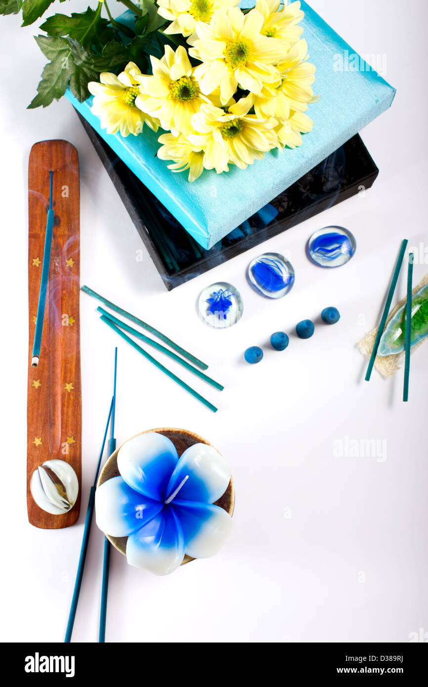 Aromatherapie set mit Blumen, Kerzen und Räucherstäbchen, über weiß Stockfoto