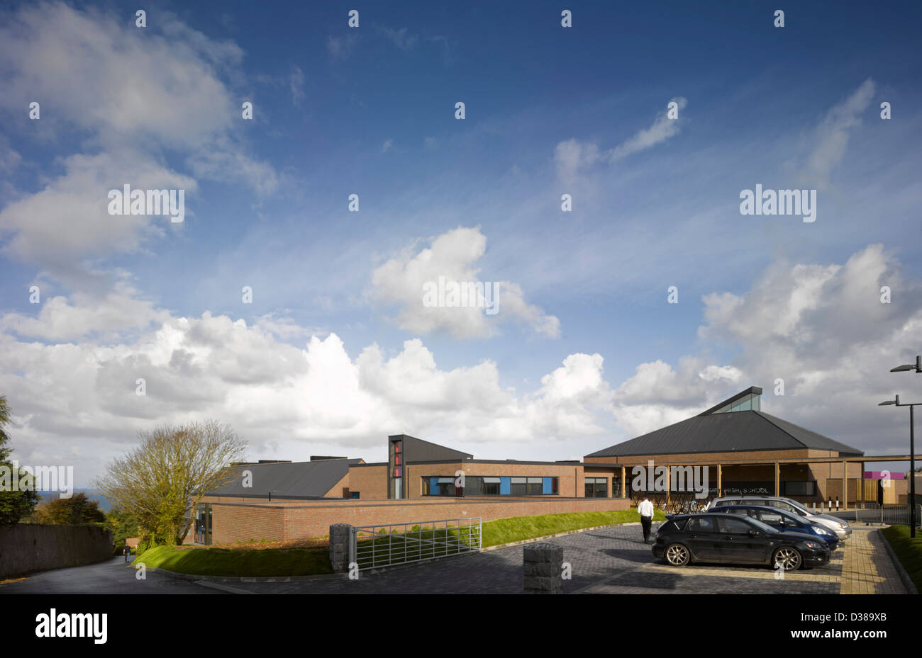 Les Beaucamps Mittelschule Guernsey, Castel, Vereinigtes Königreich. Architekt: Design Motor Architekten AG, 2012. Main entrance wi Stockfoto