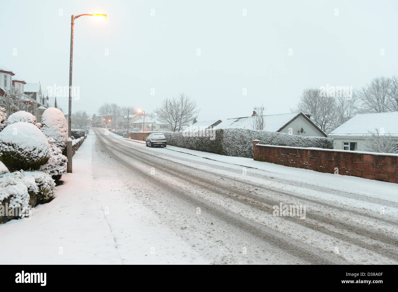 Johnshill, Lochwinnoch, Renfrewshire, Schottland, Großbritannien, Mittwoch, 13th. Februar 2013. Am frühen Morgen fällt Schnee auf der Hauptstraße durch das Dorf Stockfoto