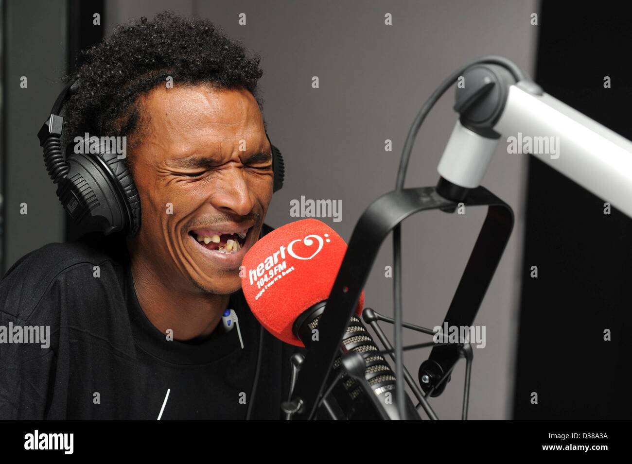CAPE TOWN, SOUTH AFRICA: ehemalige Auto Wache, Alen Abrahams im Herzen 104,9 FM Studio am 8. Februar 2013, in Kapstadt, Südafrika. Abrahams wurde entdeckt, nachdem er YouTube Video gepostet in denen er aktuelle Popmusik singt, verwenden eigene, Afrikaans Texte. Seine "Cape Flats" Popmusik geworden über Nacht zur Sensation. (Foto von Gallo Images / Foto24 / Leanne Stander) Stockfoto