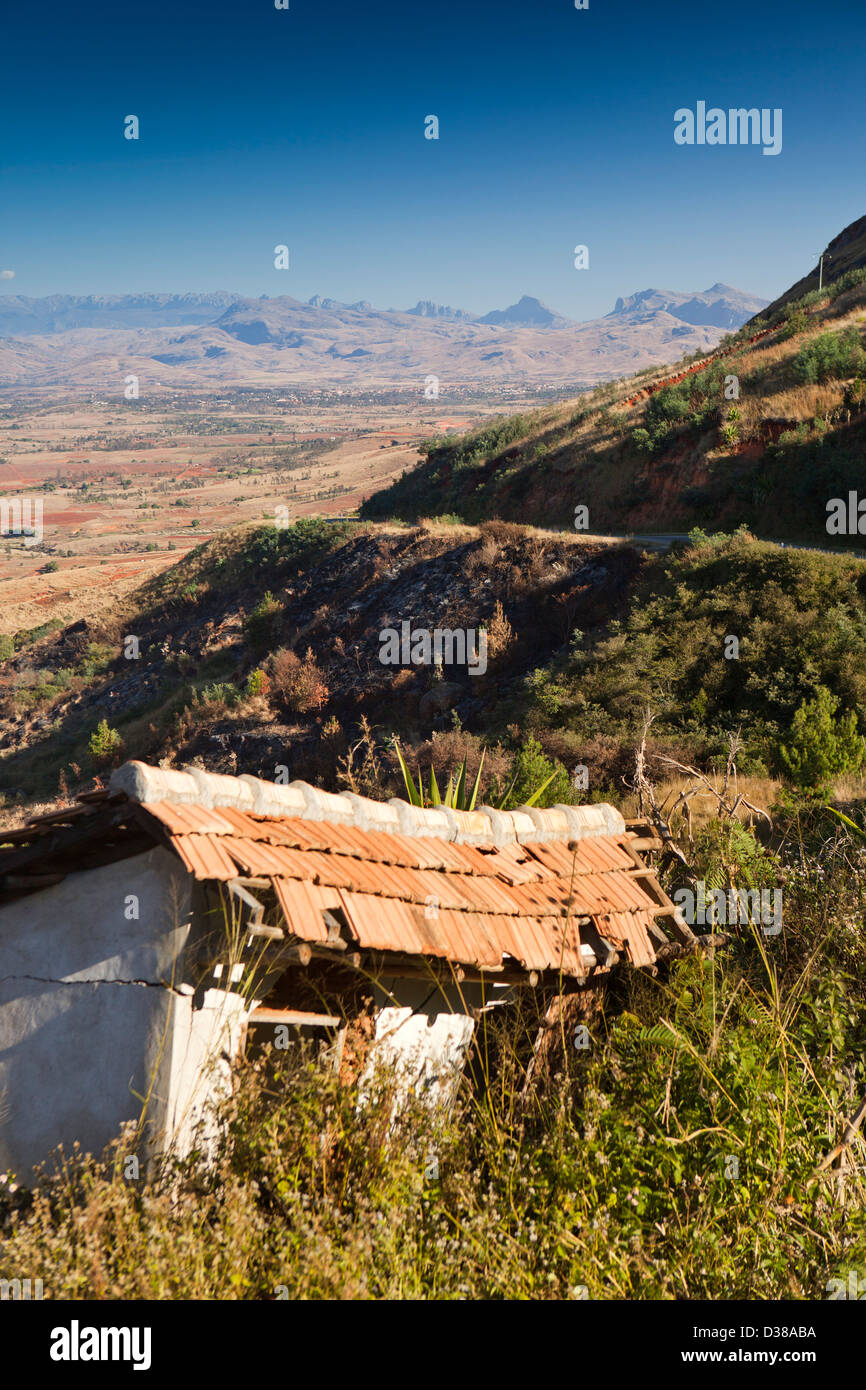 Madagaskar, Tambohovory, stürzte Gebäude in Highland Landschaft Stockfoto