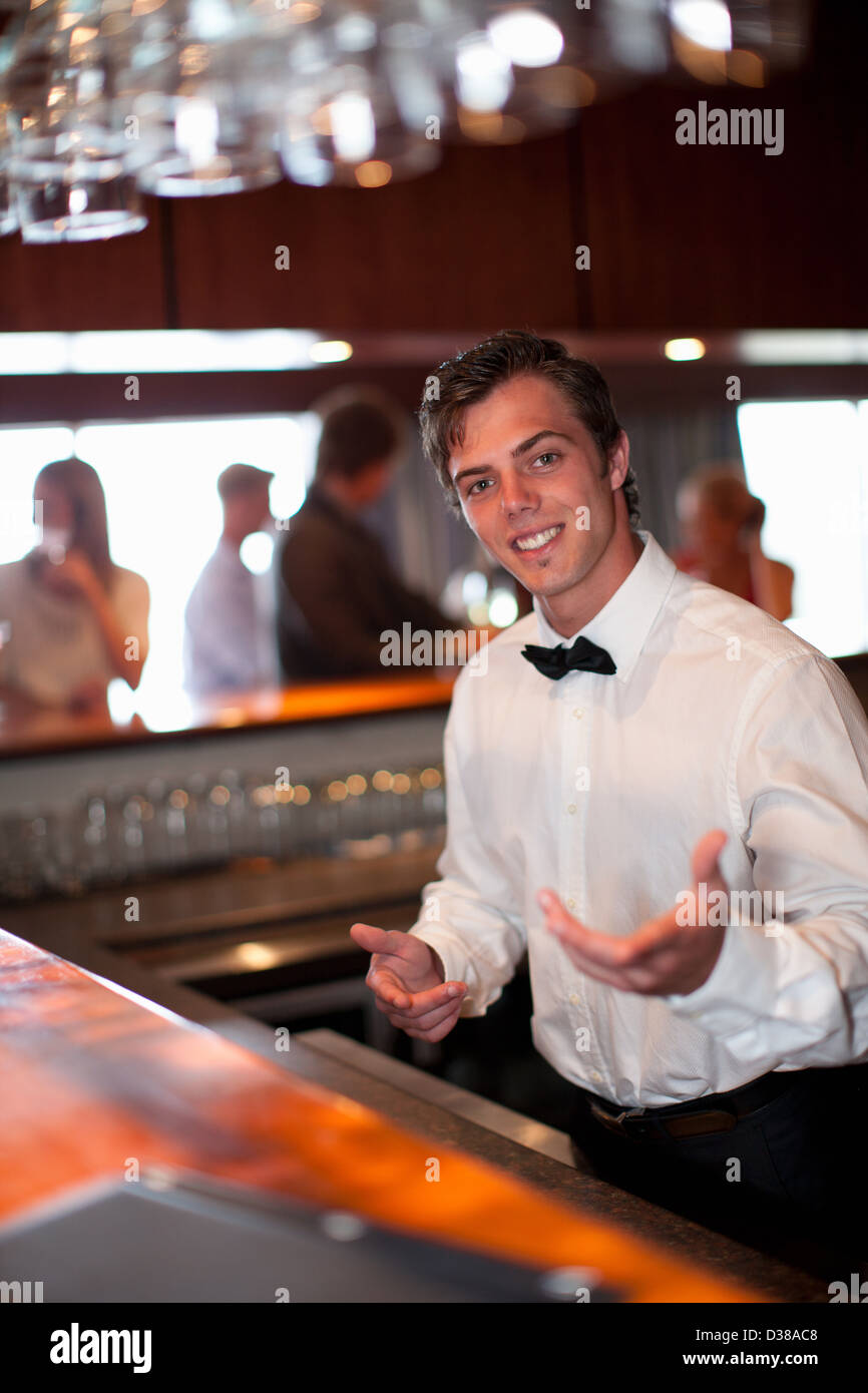Kellner, die Aufnahme der Bestellung im Restaurantbar Stockfotografie
