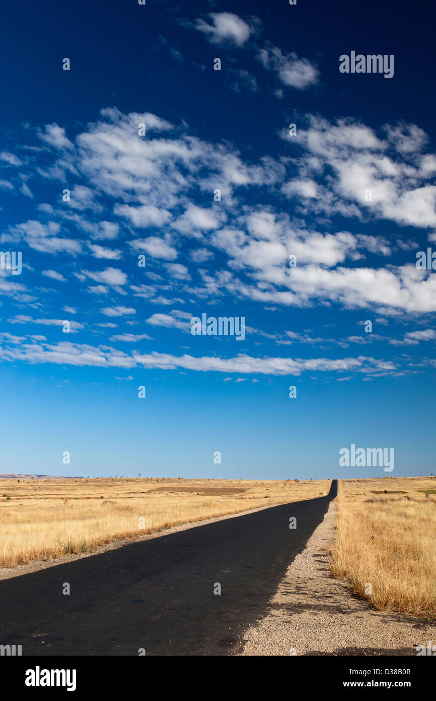 Madagaskar, Ilakaka, RN7 Nationalstraße, langen, leeren Straße erstreckt sich zum Horizont Stockfoto