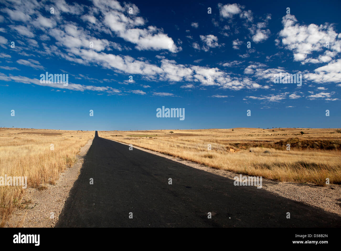 Madagaskar, Ilakaka, RN7 Nationalstraße, langen, leeren Straße erstreckt sich zum Horizont Stockfoto