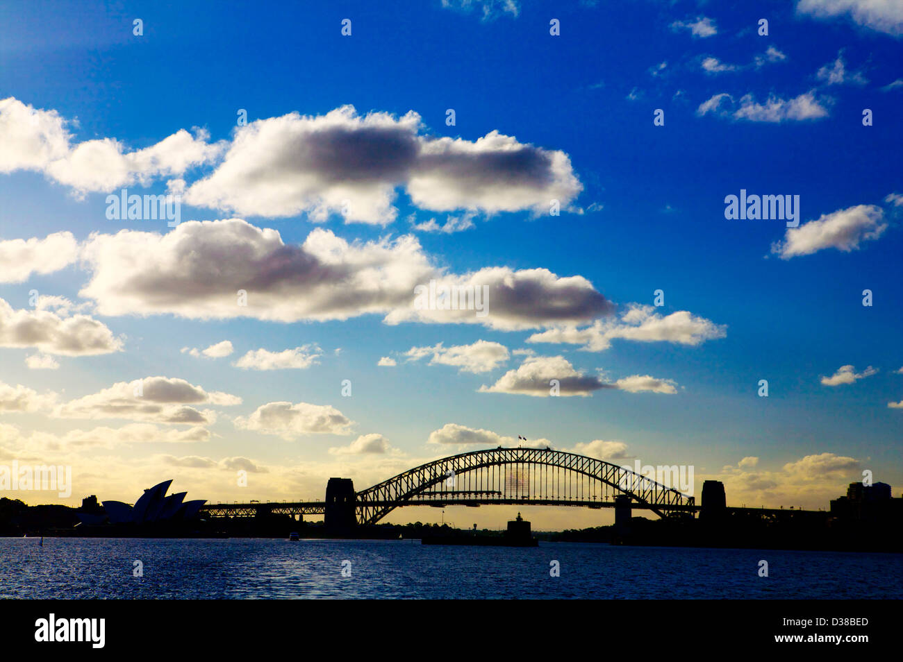 Sonnenuntergang über der Sydney Harbour Bridge und das Opernhaus am Bennelong Point, Sydney New South Wales Australien Landscape [Land] Stockfoto