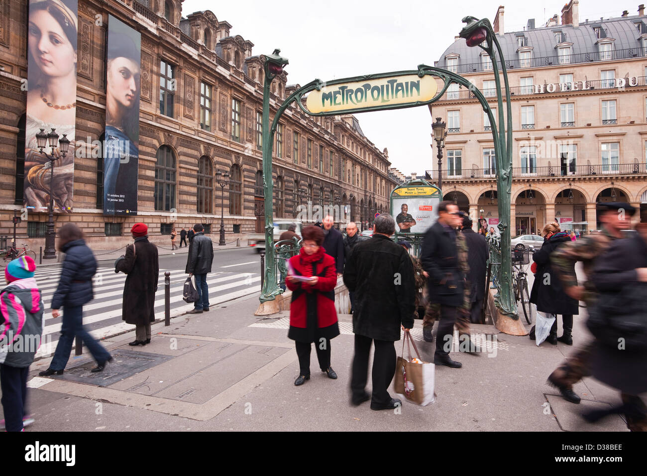Der Palais Royal-Musée du Louvre Metro Station im Zentrum von Paris. Stockfoto