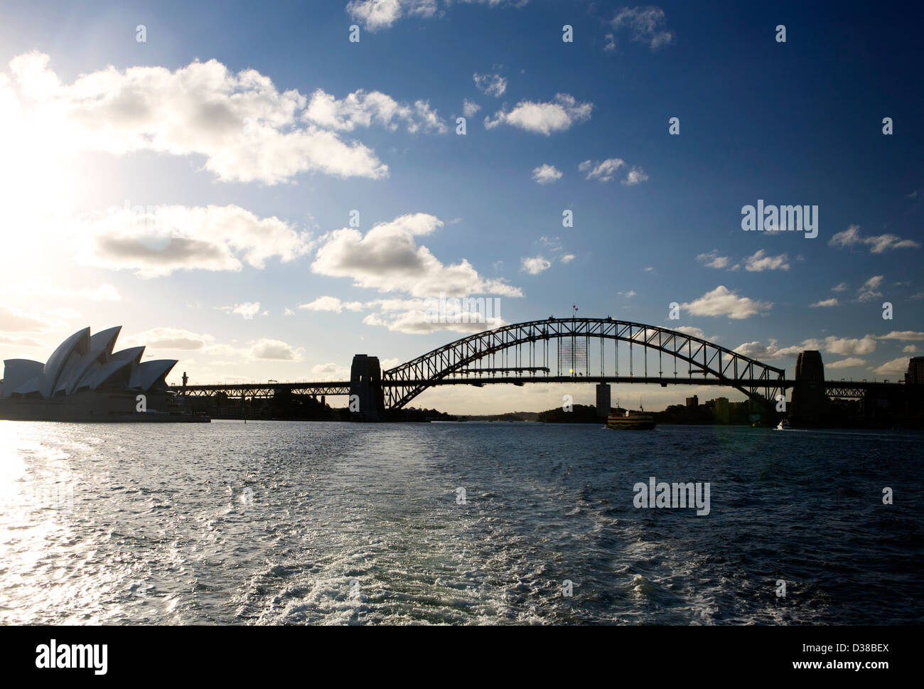 Skyline von Sydney Australia in der Dämmerung mit der Sydney Harbour Bridge und das Opernhaus in der silhouette Stockfoto