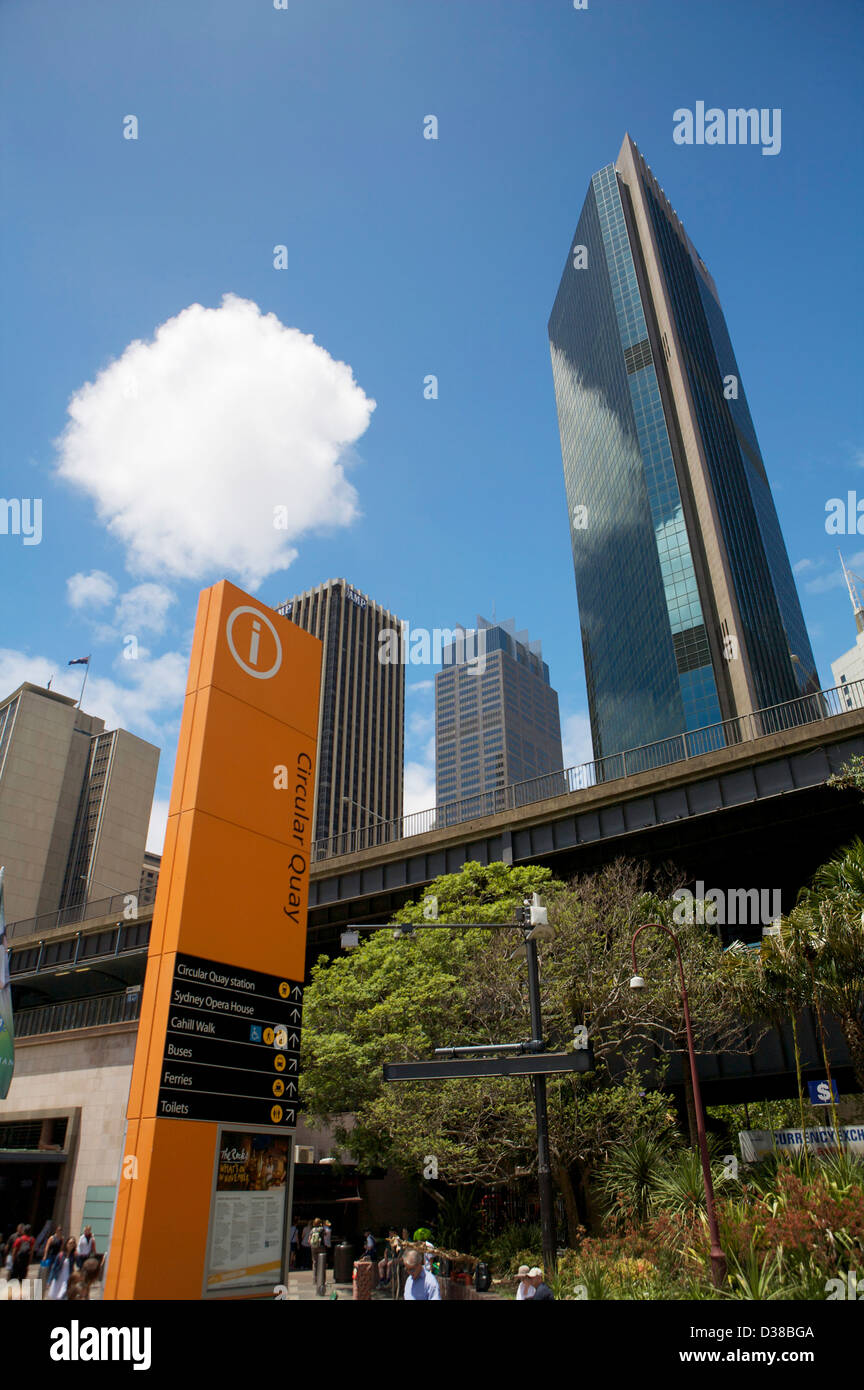 Eine große orange Informationen punkt Zeichen am Circular Quay Sydney Australien mit Indikatoren, den Menschen zu sagen, welcher Weg zu gehen. Stockfoto
