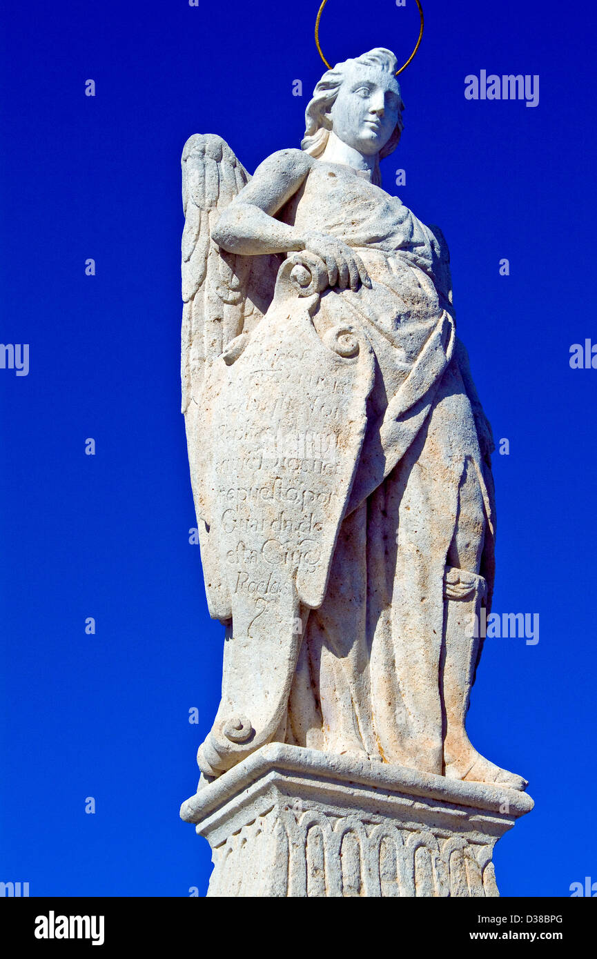 Statue des Erzengels St. Rafael auf die römische Brücke in Córdoba, Andalusien, Spanien Stockfoto