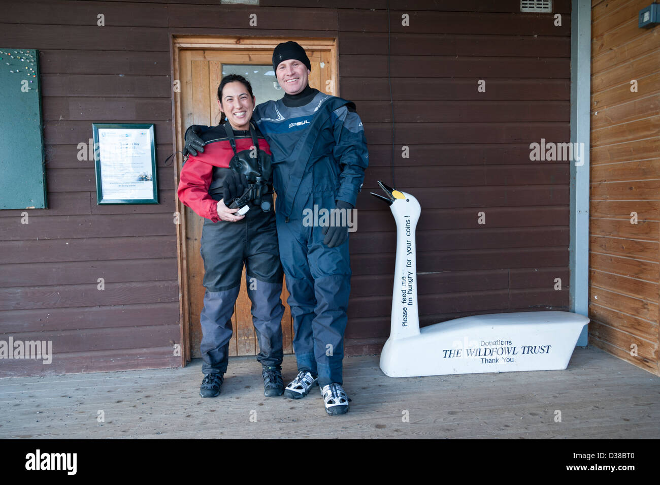 Tier-und Pflanzenwelt Fernsehmoderatorin Mike Dilger und Welney Wetlands Centre Engagement Offizier Sam Lee posieren auf World Wetlands Day 2013 Stockfoto