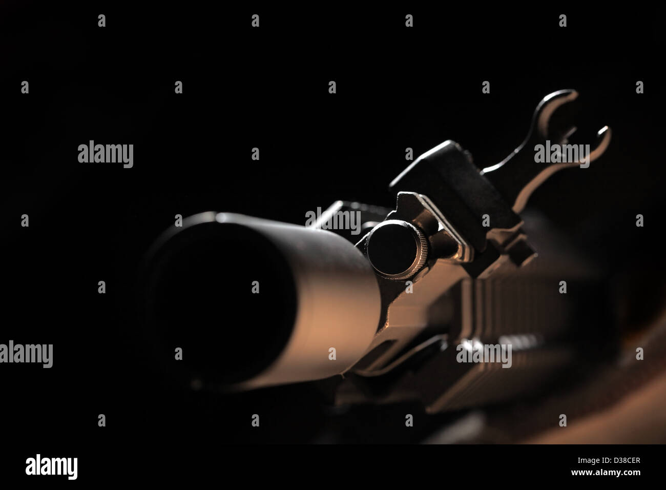 Waffe-Serie. Vorderansicht des AR-15 Carbine vor einem schwarzen Hintergrund. Nahaufnahme von einem cas Block und vorderen Anblick. Stockfoto