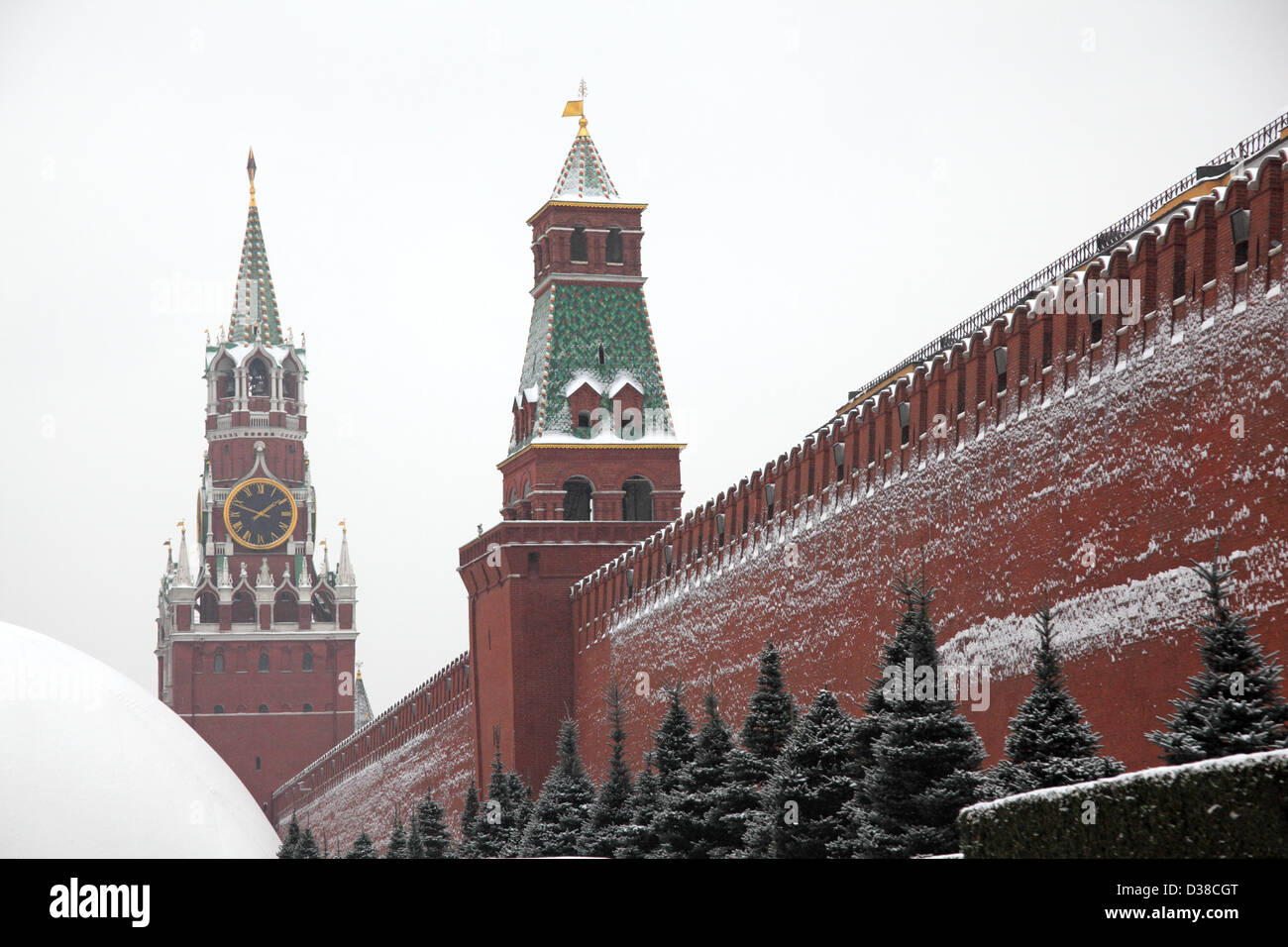 Wände des Moskauer Kremls im Winter, Blick auf das rote Quadrat. Stockfoto