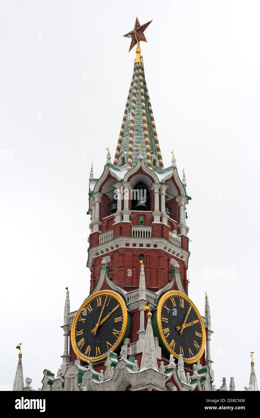 Russische Föderation, Moskau, Roter Platz, Moskau Kremlin, Uhr auf einem Spasskaja-Turm. Winter 2013. Stockfoto