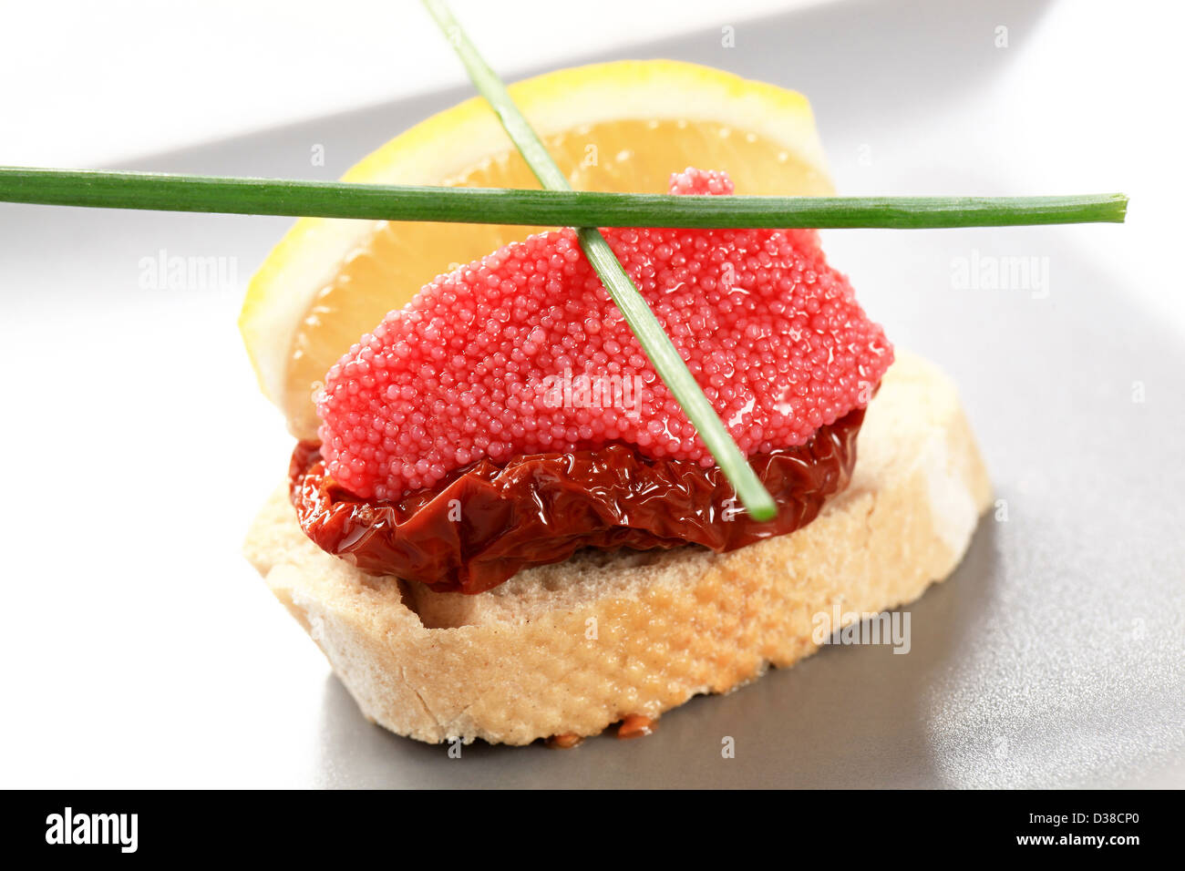 Mundgerechte Häppchen - rotem Kaviar canape Stockfoto