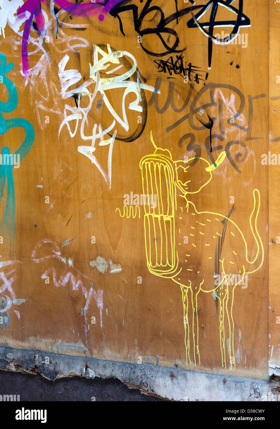 Darstellung einer verkürzten Kuh oder Stier mit einem Mund wie ein Kühlergrill und eine Schallwelle aus es Graffiti Stockfoto